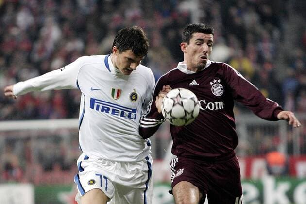 Roy Makaay (Bayern, re.) gegen Marco Andreolli (Inter) Fußball EC 1 Herren Champions League 2006 2007, FC Bayern München - FC Internazionale Mailand 1:1 Gruppe München Dynamik, Fußball EC 1 Herren Champions League 2006 2007, FC Bayern München - FC Internazionale Mailand 1:1 Gruppe München Dynamik,