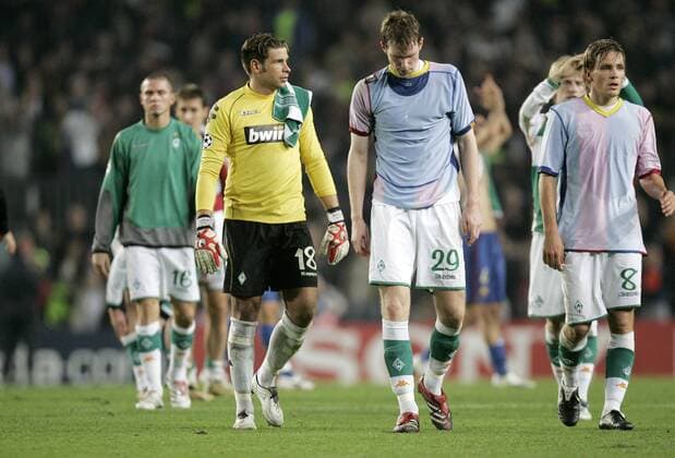 Clemens Fritz (re.), Per Mertesacker (Mitte) und Torwart Tim Wiese (alle Bremen) verlassen nach dem 0:2 beim FC Barcelona enttäuscht den Platz Fußball EC 1 Herren Champions League 2006 2007, FC Barcelona - SV Werder Bremen 2:0, Barca Gruppe Barcelona Enttäuschung, Fußball EC 1 Herren Champions League 2006 2007, FC Barcelona - SV Werder Bremen 2:0, Barca Gruppe Barcelona Enttäuschung,
