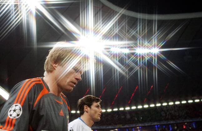Torwart Oliver Kahn (Bayern, li.) steht bei seinem 100. Champions League Einsatz im Rampenlicht Fußball EC 1 Herren Champions League 2006 2007, FC Bayern München - FC Internazionale Mailand 1:1 Gruppe München Fußball EC 1 Herren Champions League 2006 2007, FC Bayern München - FC Internazionale Mailand 1:1 Gruppe München