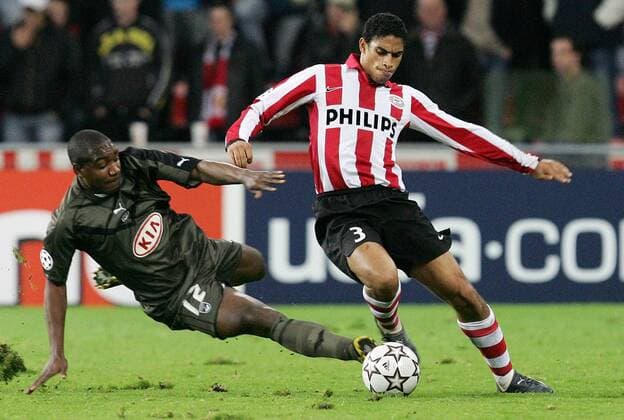 Michael Reiziger (Eindhoven, re.) gegen Edixon Perea (Bordeaux) -  Fußball EC 1 Herren Champions League 2006 2007, PSV Eindhoven - Girondins Bordeaux 1:3 Gruppe Eindhoven Dynamik, Fußball EC 1 Herren Champions League 2006 2007, PSV Eindhoven - Girondins Bordeaux 1:3 Gruppe Eindhoven Dynamik,
