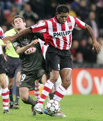 Patrick Kluivert (Eindhoven, re.) gegen Pierre Ducasse (Bordeaux) -  Fußball EC 1 Herren Champions League 2006 2007, PSV Eindhoven - Girondins Bordeaux 1:3 Gruppe Eindhoven Dynamik, Fußball EC 1 Herren Champions League 2006 2007, PSV Eindhoven - Girondins Bordeaux 1:3 Gruppe Eindhoven Dynamik,
