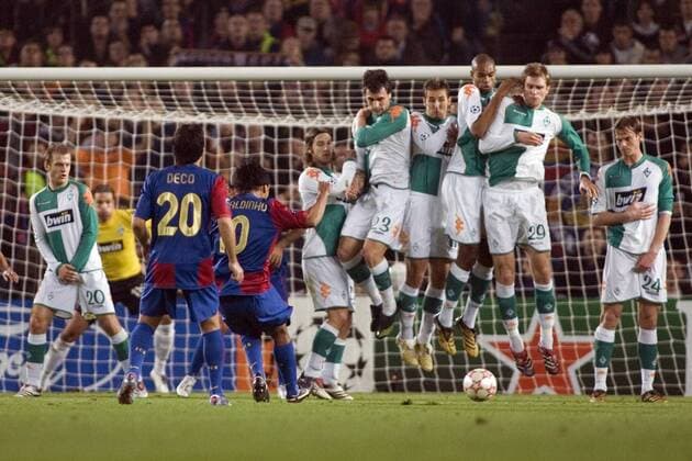 Ronaldinho (FC Barcelona, 4.v.li.) erzielt per Freistoß das 1:0 Fußball EC 1 Herren Champions League 2006 2007, FC Barcelona - SV Werder Bremen 2:0, Barca Gruppe Barcelona Fußball EC 1 Herren Champions League 2006 2007, FC Barcelona - SV Werder Bremen 2:0, Barca Gruppe Barcelona