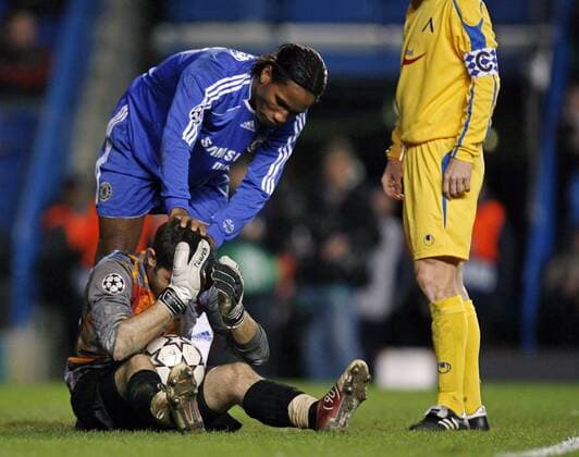 Didier Drogba (Chelsea, li.) kümmert sich um den verletzten Torwart Bozhidar Mitrev (Levski Sofia) - EDITORIAL USE ONLY. No use with unauthorised audio, video, data, fixture lists, club league logos or live services. Online in-match use limited to 120 images, no video emulation. No use in betting, games or single club league player publications. Fußball EC 1 Herren Champions League 2006 2007, Chelsea FC London - PFK Levski Sofia 2:0 Gruppe London Fußball EC 1 Herren Champions League 2006 2007, Chelsea FC London - PFK Levski Sofia 2:0 Gruppe London