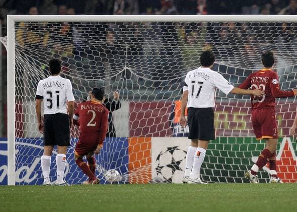 Christian Panucci (Roma) trifft gegen Pallardo und David Navarro (beide Valencia) zum 1:0 -  Fußball EC 1 Herren Champions League 2006 2007, AS Rom - FC Valencia 1:0 Gruppe Rom Fußball EC 1 Herren Champions League 2006 2007, AS Rom - FC Valencia 1:0 Gruppe Rom
