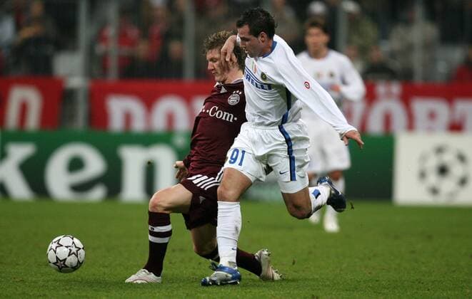 Mariano Gonzales (Inter, re.) gegen Bastian Schweinsteiger (Bayern) Fußball EC 1 Herren Champions League 2006 2007, FC Bayern München - FC Internazionale Mailand 1:1 Gruppe München Dynamik, Fußball EC 1 Herren Champions League 2006 2007, FC Bayern München - FC Internazionale Mailand 1:1 Gruppe München Dynamik,