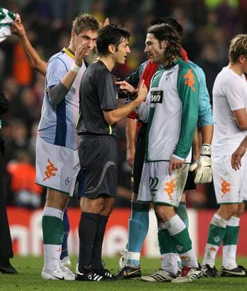 Torsten Frings (re.) und Ivan Klasnic (beide Bremen) beschweren sich nach Spielende bei Schiedsrichter Massimo Busacca (Schweiz) Fußball EC 1 Herren Champions League 2006 2007, SV Werder Bremen Gruppe Barcelona Fußball EC 1 Herren Champions League 2006 2007, SV Werder Bremen Gruppe Barcelona
