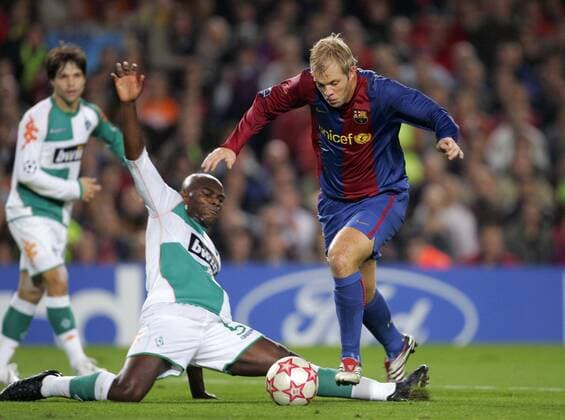 Eidur Gudjohnsen (FC Barcelona, re.) gegen Pierre Wome (Bremen) Fußball EC 1 Herren Champions League 2006 2007, FC Barcelona - SV Werder Bremen 2:0, Barca Gruppe Barcelona Dynamik, Kampf, Fußball EC 1 Herren Champions League 2006 2007, FC Barcelona - SV Werder Bremen 2:0, Barca Gruppe Barcelona Dynamik, Kampf,