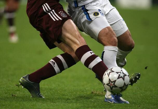 Zweikampf im CL Spiel Bayern (li.) gegen Inter Fußball EC 1 Herren Champions League 2006 2007, FC Bayern München - FC Internazionale Mailand 1:1 Gruppe München Fußball EC 1 Herren Champions League 2006 2007, FC Bayern München - FC Internazionale Mailand 1:1 Gruppe München