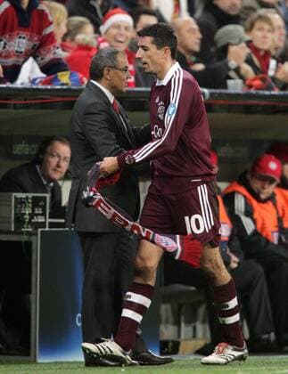 Roy Makaay wird von Trainer Felix Magath (beide Bayern) ausgewechselt Fußball EC 1 Herren Champions League 2006 2007, FC Bayern München Gruppe München Fußball EC 1 Herren Champions League 2006 2007, FC Bayern München Gruppe München