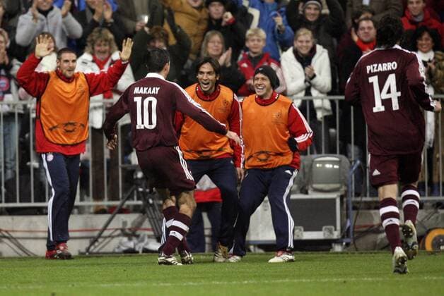 TorschÃ¼tze Roy Makaay (2.v.li.) lÃ¤sst sich von den Reservisten feiern, u.a. Roque Santa Cruz (3.v.li., beide Bayern) - FuÃŸball EC 1 Herren Champions League 2006 2007, FC Bayern MÃ¼nchen Gruppe MÃ¼nchen Freude, FuÃŸball EC 1 Herren Champions League 2006 2007, FC Bayern MÃ¼nchen Gruppe MÃ¼nchen Freude,