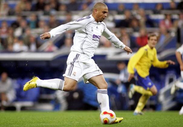 Ronaldo (Real Madrid) am Ball -  Fußball Herren Copa del Rey 2006 2007, Spanischer Pokal, Pokalspiel, Primera Division, 1. Spanische Liga Einzelbild Madrid Dynamik, Fußball Herren Copa del Rey 2006 2007, Spanischer Pokal, Pokalspiel, Primera Division, 1. Spanische Liga Einzelbild Madrid Dynamik,