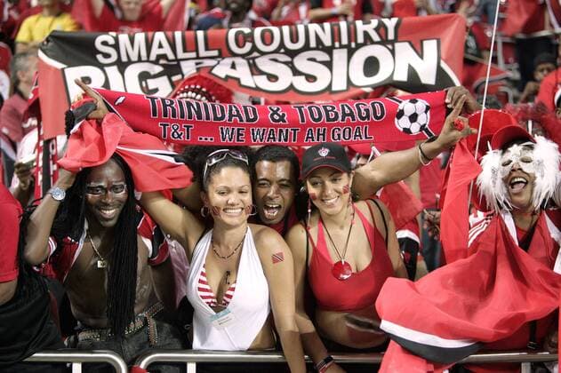 Fans von Trinidad und Tobago mit Gesichtsbemalung in den Landesfarben präsentieren gut gelaunt einen Schal Fußball WM Herren WM 2006, Länderspiel, Nationalteam, Gruppe B, Trinidad und Tobago, Vdig Gruppe Kaiserslautern Freude Fußball WM Herren WM 2006, Länderspiel, Nationalteam, Gruppe B, Trinidad und Tobago, Vdig Gruppe Kaiserslautern Freude