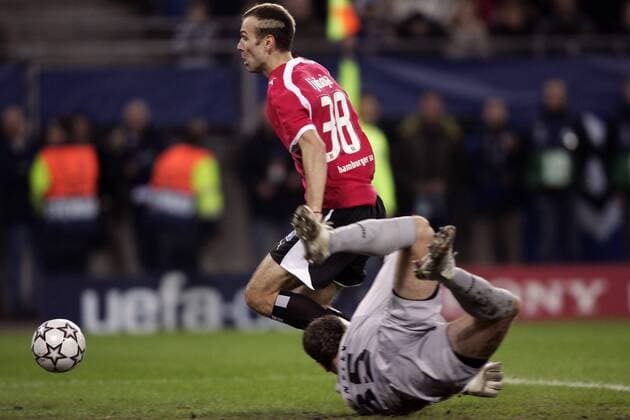 Danijel Ljuboja (HSV) vorbei an Torwart Igor Akinfejew (ZSKA Moskau) Fußball EC 1 Herren Champions League 2006 2007, Hamburger SV - ZSKA Moskau 3:2 Gruppe Hamburg Dynamik, Fußball EC 1 Herren Champions League 2006 2007, Hamburger SV - ZSKA Moskau 3:2 Gruppe Hamburg Dynamik,
