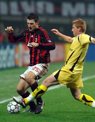 Daniele Bonera (Milan, li.) gegen Mathieu Robail (Lille) - Fußball EC 1 Herren Champions League 2006 2007, AC Mailand - OSC Lille 0:2 Gruppe Mailand Dynamik, Fußball EC 1 Herren Champions League 2006 2007, AC Mailand - OSC Lille 0:2 Gruppe Mailand Dynamik,
