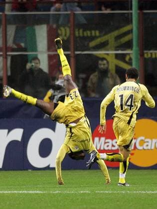Abdul Kader Keita (Lille) - akrobatischer Torjubel - Fußball EC 1 Herren Champions League 2006 2007, OSC Lille Gruppe Mailand Freude, Begeisterung, Fußball EC 1 Herren Champions League 2006 2007, OSC Lille Gruppe Mailand Freude, Begeisterung,