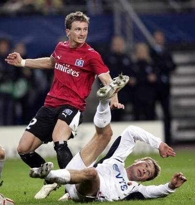 Besart Berisha (HSV, li.) setzt sich gegen Alexei Berezoutski (ZSKA Moskau) durch Fußball EC 1 Herren Champions League 2006 2007, Hamburger SV - ZSKA Moskau 3:2 Gruppe Hamburg Dynamik, Kampf, Fußball EC 1 Herren Champions League 2006 2007, Hamburger SV - ZSKA Moskau 3:2 Gruppe Hamburg Dynamik, Kampf,