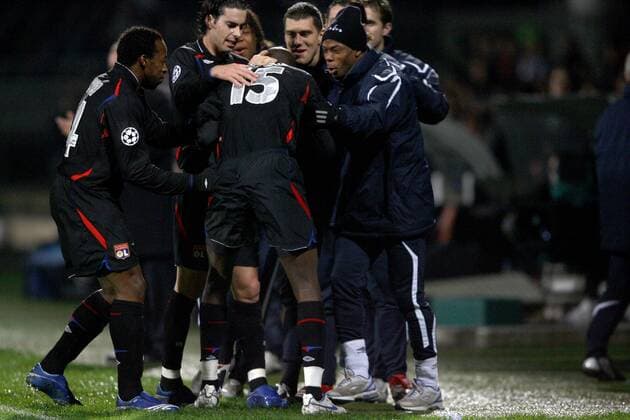 Torjubel Lyon - Torschütze Alou Diarra läßt sich feiern -  (pan17721) Fußball EC 1 Herren Champions League 2006 2007, Olympique Lyonnais, OL Gruppe Lyon Freude, Fußball EC 1 Herren Champions League 2006 2007, Olympique Lyonnais, OL Gruppe Lyon Freude,  