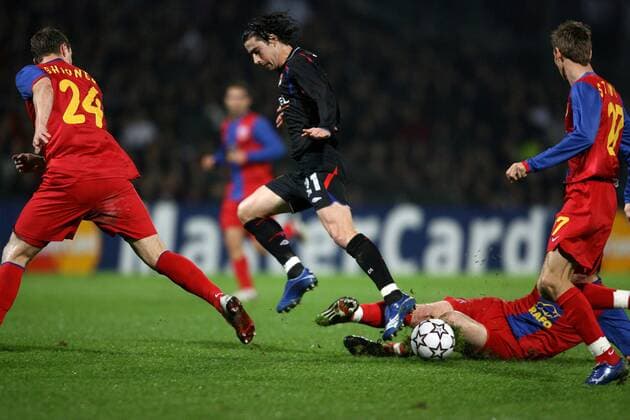 Tiago (Lyon) im Zweikampf -  (pan17721) Fußball EC 1 Herren Champions League 2006 2007, Olympique Lyonnais - Steaua Bukarest 1:1, OL Gruppe Lyon Dynamik, Fußball EC 1 Herren Champions League 2006 2007, Olympique Lyonnais - Steaua Bukarest 1:1, OL Gruppe Lyon Dynamik,  
