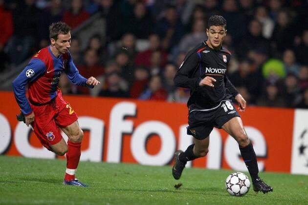 Hatem Ben Arfa (Lyon, re.) gegen Stellian Stancu (Steaua Bukarest) -  (pan17721) Fußball EC 1 Herren Champions League 2006 2007, Olympique Lyonnais - Steaua Bukarest 1:1, OL Gruppe Lyon Dynamik, Fußball EC 1 Herren Champions League 2006 2007, Olympique Lyonnais - Steaua Bukarest 1:1, OL Gruppe Lyon Dynamik,  