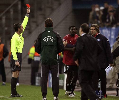 FIFA Schiedsrichter Stefano Farina (Italien, li.) stellt Thimothee Atouba (Mitte) unmittelbar vor dessen geplanter Auswechslung vom Platz; daneben Co Trainer Ralf Zumdick (re., beide HSV) Fußball EC 1 Herren Champions League 2006 2007, Hamburger SV Gruppe Hamburg Fußball EC 1 Herren Champions League 2006 2007, Hamburger SV Gruppe Hamburg