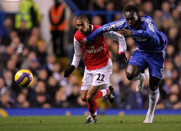 Mickael Essien (Chelsea, re.) gegen Gael Clichy (Arsenal) - EDITORIAL USE ONLY. No use with unauthorised audio, video, data, fixture lists, club league logos or live services. Online in-match use limited to 120 images, no video emulation. No use in betting, games or single club league player publications. Fußball Herren English Premier League 2006 2007, 1. Englische Liga, Chelsea FC London - Arsenal FC London 1:1 Gruppe London Dynamik, Fußball Herren English Premier League 2006 2007, 1. Englische Liga, Chelsea FC London - Arsenal FC London 1:1 Gruppe London Dynamik,