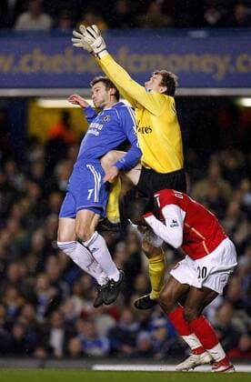 Torwart Jens Lehmann und Johan Djourou (re., beide Arsenal) gegen Andriy Shevchenko (Chelsea) - EDITORIAL USE ONLY. No use with unauthorised audio, video, data, fixture lists, club league logos or live services. Online in-match use limited to 120 images, no video emulation. No use in betting, games or single club league player publications. Fußball Herren English Premier League 2006 2007, 1. Englische Liga, Chelsea FC London - Arsenal FC London 1:1 Gruppe London Dynamik Fußball Herren English Premier League 2006 2007, 1. Englische Liga, Chelsea FC London - Arsenal FC London 1:1 Gruppe London Dynamik