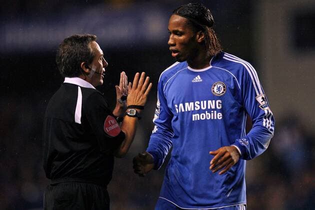 Didier Drogba (Chelsea) im Gespräch mit Schiedsrichter Alan Wiley - EDITORIAL USE ONLY. No use with unauthorised audio, video, data, fixture lists, club league logos or live services. Online in-match use limited to 120 images, no video emulation. No use in betting, games or single club league player publications. Fußball Herren English Premier League 2006 2007, 1. Englische Liga, Chelsea FC London Gruppe London Fußball Herren English Premier League 2006 2007, 1. Englische Liga, Chelsea FC London Gruppe London