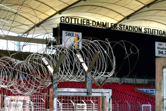 Stacheldrahtverhau oder Gästeblock? - auf dem Zaun des Stuttgarter Gottlieb Daimler Stadions sind massive Stacheldrahtsperren angebracht Fußball 1. BL Herren Saison 2003 2004, VfB Stuttgart Einzelbild Gottlieb Daimler Stadion Stuttgart Fußball 1. BL Herren Saison 2003 2004, VfB Stuttgart Einzelbild Gottlieb Daimler Stadion Stuttgart