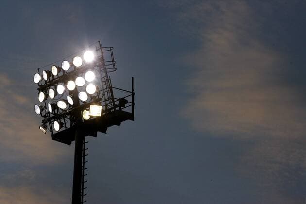 Fußball, Stadiongeschichte SpVgg Unterhaching Flutlichtstrahler im Generali Sportpark Fußball 2. BL Herren Saison 2006 2007, SpVgg Unterhaching, Haching, Einzelbild Generali Sportpark Unterhaching Fußball 2. BL Herren Saison 2006 2007, SpVgg Unterhaching, Haching, Einzelbild Generali Sportpark Unterhaching