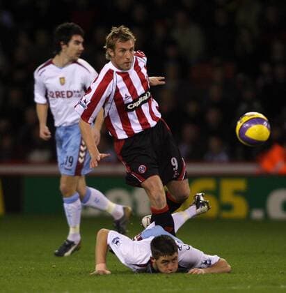 Rob Hulse (Sheffield United, obenauf) und der am Boden liegende Gary Cahill (Aston Villa) schauen dem Ball nach -  Fußball Herren English Premier League 2006 2007, 1. Englische Liga, Sheffield United - Aston Villa 2:2 Gruppe Sheffield Dynamik, Kampf, Fußball Herren English Premier League 2006 2007, 1. Englische Liga, Sheffield United - Aston Villa 2:2 Gruppe Sheffield Dynamik, Kampf,