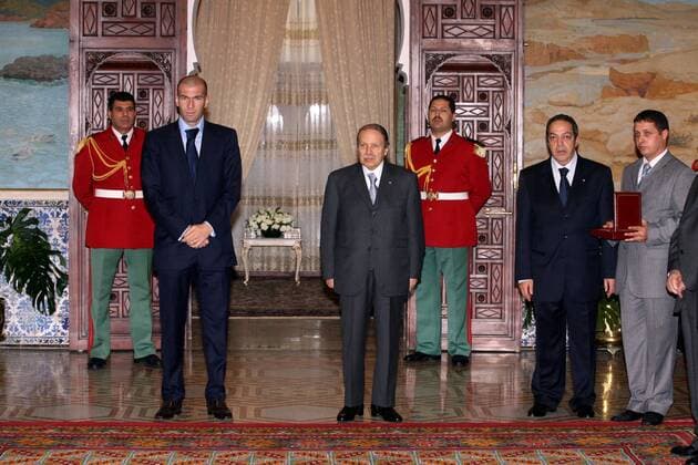 Zinedine Zidane (Frankreich, li.) und Staatspräsident Abdelaziz Bouteflika (Algerien, Mitte) während der Verleihung des Al Athir Abzeichens -  Fußball Herren 2006, Empfang, Auszeichnung, Ehrung Gruppe Algier Fußball Herren 2006, Empfang, Auszeichnung, Ehrung Gruppe Algier  