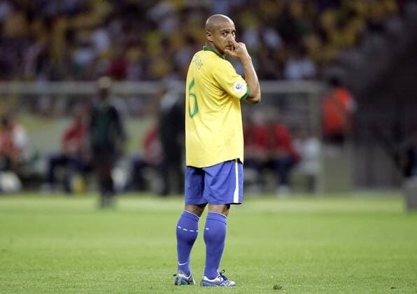 Roberto Carlos (Brasilien) skeptisch Fußball WM Herren WM 2006, Länderspiel, Nationalteam, Gruppe F, Nationaltrikot, Brasilien Einzelbild Berlin Skepsis Fußball WM Herren WM 2006, Länderspiel, Nationalteam, Gruppe F, Nationaltrikot, Brasilien Einzelbild Berlin Skepsis