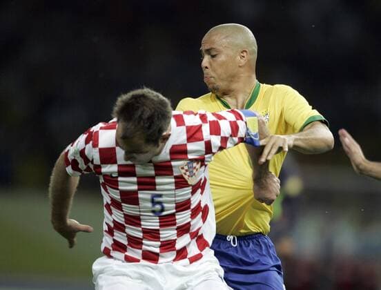 Ronaldo (Brasilien, re.) gegen Igor Tudor (Kroatien) Fußball WM Herren WM 2006, Länderspiel, Nationalteam, Gruppe F, Nationaltrikot, Kroatien - Brasilien 0:1 Gruppe Berlin Dynamik Fußball WM Herren WM 2006, Länderspiel, Nationalteam, Gruppe F, Nationaltrikot, Kroatien - Brasilien 0:1 Gruppe Berlin Dynamik