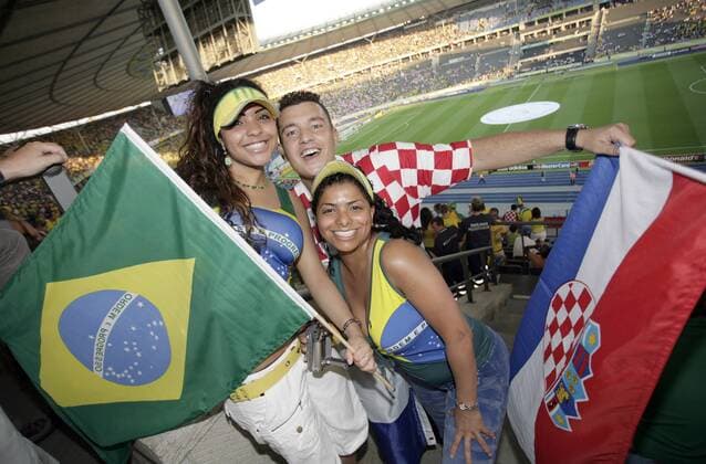 Brasilianische und kroatische Fans feiern zusammen Fußball WM Herren WM 2006, Länderspiel, Nationalteam, Gruppe F, Nationaltrikot, Brasilen - Kroatien 1:0 Gruppe Völkerverständigung, Fangruppe o0 Fanfreundschaft Berlin Freude Fußball WM Herren WM 2006, Länderspiel, Nationalteam, Gruppe F, Nationaltrikot, Brasilen - Kroatien 1:0 Gruppe Völkerverständigung, Fangruppe o0 Fanfreundschaft Berlin Freude