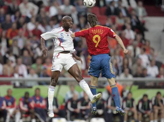 William Gallas (Frankreich, li.) gegen Fernando Torres (Spanien) Fußball WM Herren WM 2006, Länderspiel, Nationalteam, Achtelfinale, Spanien - Frankreich 1:3 Gruppe Nationaltrikot Hannover Dynamik, Fußball WM Herren WM 2006, Länderspiel, Nationalteam, Achtelfinale, Spanien - Frankreich 1:3 Gruppe Nationaltrikot Hannover Dynamik,