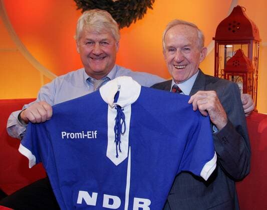 Max Lorenz (li.) und Konrad Haupt (beide Deutschland), Gründer der NDR Promi Elf, mit einem Trikot derselben Fußball Herren Saison 2006 2007, Vdig Gruppe Hamburg Fußball Herren Saison 2006 2007, Vdig Gruppe Hamburg