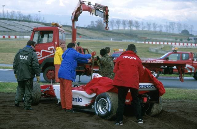 Streckenposten schleppen einen Toyota F1 Boliden ab Motorsport WM Herren Formel 1 Weltmeisterschaft 2002, F1, F, WM, Test, Tests, Testfahrt, Testfahrten Gruppe Circuit de Catalunya Streckenhelfer, Helfer Barcelona Motorsport WM Herren Formel 1 Weltmeisterschaft 2002, F1, F, WM, Test, Tests, Testfahrt, Testfahrten Gruppe Circuit de Catalunya Streckenhelfer, Helfer Barcelona