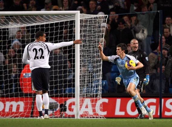 Joey Barton (Manchester City, re.) - Torjubel während Tom Huddlestone (Tottenham Hotspurs) reklamiert -  Fußball Herren English Premier League 2006 2007, 1. Englische Liga, Manchester City - Tottenham Hotspur 1:2, Spurs Gruppe Manchester Fußball Herren English Premier League 2006 2007, 1. Englische Liga, Manchester City - Tottenham Hotspur 1:2, Spurs Gruppe Manchester
