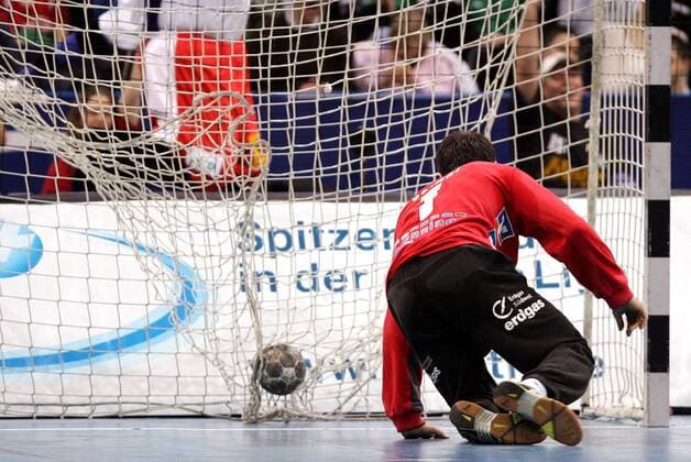 Torwart Slawomir Szmal (Kronau Östringen) kann dem Ball nur hinterher schauen Handball 1. BL Herren Saison 2006 2007, SG Kronau Östringen, Vdig Einzelbild Hamburg Handball 1. BL Herren Saison 2006 2007, SG Kronau Östringen, Vdig Einzelbild Hamburg