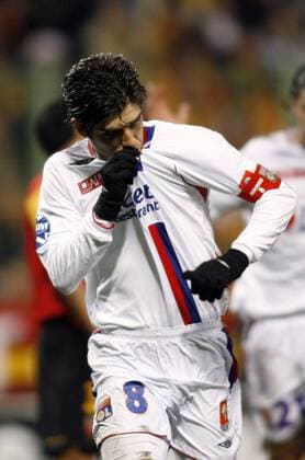 Juninho (Lyon) küsst während des Torjubels sein Trikot -  (pan17855) Fußball Herren Ligue 1 2006 2007, 1. Französische Liga, Olympique Lyonnais, OL Einzelbild Lens Fußball Herren Ligue 1 2006 2007, 1. Französische Liga, Olympique Lyonnais, OL Einzelbild Lens  