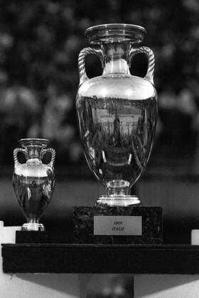 Coupe Henri Delaunay (re.), auf dem der Titel Italiens von 1968 eingraviert ist, steht für den Europameister bereit, daneben die verkleinerte Version für den Zweitplatzierten Fußball Länderspiel Herren EM 1976, Nationalmannschaft Gruppe Belgrad Fußball Länderspiel Herren EM 1976, Nationalmannschaft Gruppe Belgrad
