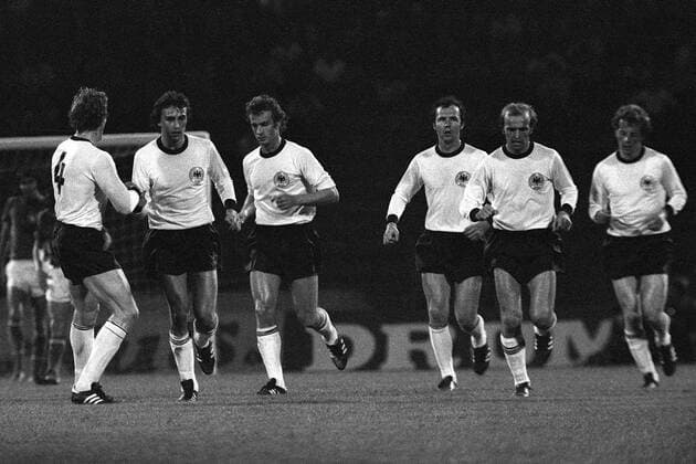Verhaltener Torjubel BR Deutschland, v.li.: Hans Georg Schwarzenbeck, Dieter Müller, Rainer Bonhof, Franz Beckenbauer, Erich Beer und Herbert Wimmer Fußball Länderspiel Herren EM 1976, Nationalmannschaft, Nationaltrikot, Finale, Endspiel Gruppe Belgrad Fußball Länderspiel Herren EM 1976, Nationalmannschaft, Nationaltrikot, Finale, Endspiel Gruppe Belgrad