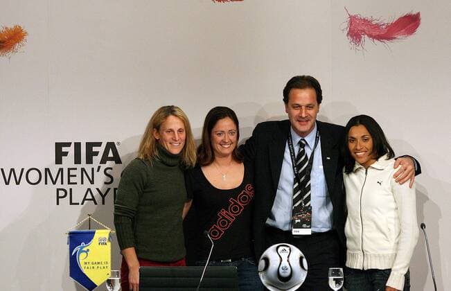 Pressekonferenz zur FIFA World Womens Player Gala 2006: FIFA Kommunikationschef Markus Siegler (2.v.re., Schweiz) mit Kristine Lilly (USA, li.), Renate Lingor (Deutschland 1. FFC Frankfurt, re.) und Marta (Brasilien) - Fußball Damen Wahl zum Weltfußballer des Jahres 2006, Weltfußballerin, Weltverband, Weltfußballverband, Vdig Gruppe Frauen, Frauenfußball Zürich Funktionär, Verbandsführung, Verband Fußball Damen Wahl zum Weltfußballer des Jahres 2006, Weltfußballerin, Weltverband, Weltfußballverband, Vdig Gruppe Frauen, Frauenfußball Zürich Funktionär, Verbandsführung, Verband