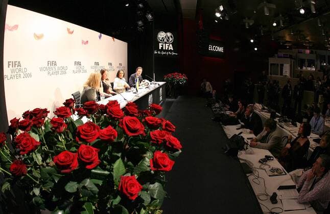 Pressekonferenz zur FIFA World Womens Player Gala 2006 v.li.: Kristine Lilly (USA), Renate Lingor (Deutschland 1. FFC Frankfurt), Marta (Brasilien) sowie FIFA Kommunikationschef Markus Siegler (Schweiz) - Fußball Damen Wahl zum Weltfußballer des Jahres 2006, Weltfußballerin, Weltverband, Weltfußballverband, Vdig Totale Frauen, Frauenfußball rote Rose Rosen Zürich Funktionär, Verbandsführung, Verband Fußball Damen Wahl zum Weltfußballer des Jahres 2006, Weltfußballerin, Weltverband, Weltfußballverband, Vdig Totale Frauen, Frauenfußball rote Rose Rosen Zürich Funktionär, Verbandsführung, Verband