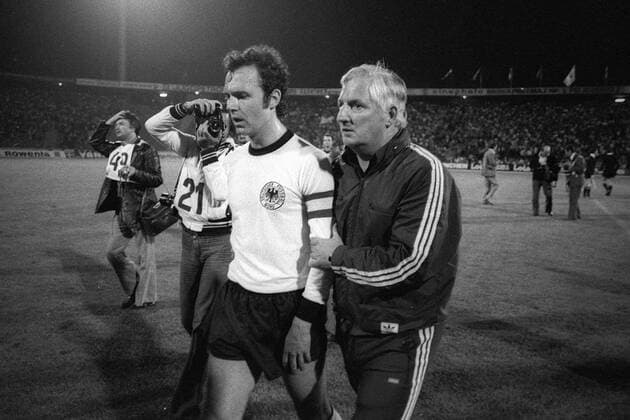Fußball, EM Finale 1976 in Belgrad, Tschechoslowakei - Deutschland 5:3 i. E Co Trainer Jupp Derwall leitet Franz Beckenbauer (beide BR Deutschland) vom Spielfeld Fußball Länderspiel Herren EM 1976, Nationalmannschaft, Nationaltrikot, Finale, Endspiel Gruppe Belgrad Erschöpfung, Enttäuschung, Nachdenklichkeit, Fußball Länderspiel Herren EM 1976, Nationalmannschaft, Nationaltrikot, Finale, Endspiel Gruppe Belgrad Erschöpfung, Enttäuschung, Nachdenklichkeit,