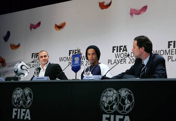 Pressekonferenz zur FIFA World Player Gala 2006, v.li.: Fabio Cannavaro (Italien Real Madrid CF) - Weltfußballer des Jahres 2006 -, Ronaldinho (Brasilien FC Barcelona) und FIFA Kommunikationschef Markus Siegler (Schweiz) -  Fußball Herren Wahl zum Weltfußballer des Jahres 2006, Weltverband, Weltfußballverband Gruppe Zürich Fußball Herren Wahl zum Weltfußballer des Jahres 2006, Weltverband, Weltfußballverband Gruppe Zürich