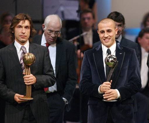 Fabio Cannavaro (Real Madrid CF, re.) - Zweitbester Spieler der WM - und Andrea Pirlo (AC Mailand beide Italien) - Drittbester Spieler der WM - mit ihren Trophäen -  Fußball Herren Wahl zum Weltfußballer des Jahres 2006, FIFA World Player Gala, Award, Awards Gruppe Zürich Fußball Herren Wahl zum Weltfußballer des Jahres 2006, FIFA World Player Gala, Award, Awards Gruppe Zürich