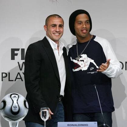 Fabio Cannavaro (Italien Real Madrid CF, li.) - Weltfußballer des Jahres 2006 - und Ronaldinho (Brasilien FC Barcelona) gut gelaunt während der Pressekonferenz zur FIFA World Player Gala 2006 -  Fußball Herren Wahl zum Weltfußballer des Jahres 2006, Weltverband, Weltfußballverband Gruppe Mütze Kopfbedeckung Zürich Fußball Herren Wahl zum Weltfußballer des Jahres 2006, Weltverband, Weltfußballverband Gruppe Mütze Kopfbedeckung Zürich