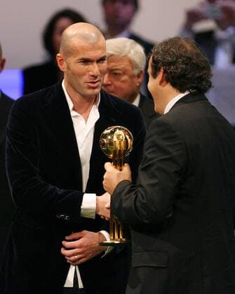 Zinedine Zidane (li.) erhält von Michel Platini (Mitglied im FIFA Exekutiv Komitee beide Frankreich) den Goldenen Ball für den besten Spieler der WM 2006 -  Fußball Herren Wahl zum Weltfußballer des Jahres 2006, FIFA World Player Gala, Award, Awards Gruppe o0 bester goldener gold Zürich Fußball Herren Wahl zum Weltfußballer des Jahres 2006, FIFA World Player Gala, Award, Awards Gruppe o0 bester goldener gold Zürich