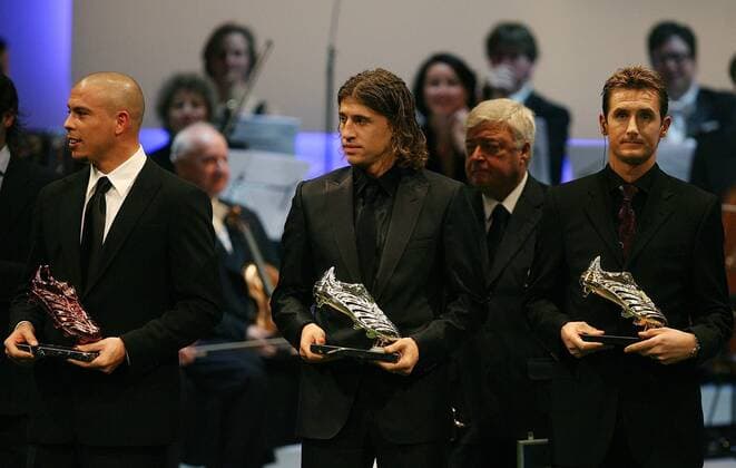 Miroslav Klose (Deutschland SV Werder Bremen, re.) wird als erfolgreichster Torschütze der WM 2006 ausgezeichnet, daneben Hernan Crespo (Argentinien FC Internazionale Mailand, Mitte) und Ronaldo (Brasilien Real Madrid) -  Fußball Herren Wahl zum Weltfußballer des Jahres 2006, FIFA World Player Gala, Award, Awards, Fußballer, Spieler Gruppe o0 Torschützenkönig Torjäger Zürich Fußball Herren Wahl zum Weltfußballer des Jahres 2006, FIFA World Player Gala, Award, Awards, Fußballer, Spieler Gruppe o0 Torschützenkönig Torjäger Zürich